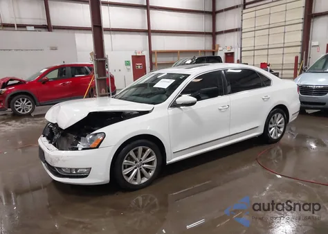 2012 Volkswagen Passat 2.5L Sel Premium z USA, uszkodzony, nr VIN 1VWCP7A38CC095045